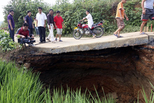 Land fissure has villagers jittery