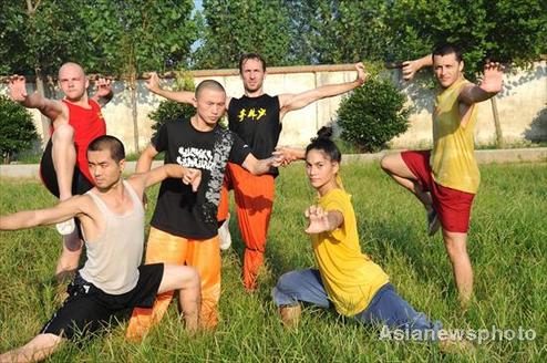 Foreign students learn kung fu at Shaolin