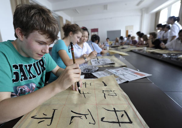 German students learn Chinese calligraphy