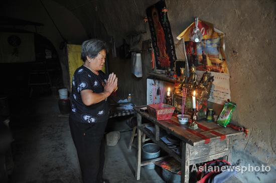 Elderly feel cozy in cave-style houses