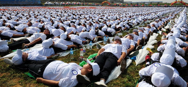 Human dominos break Guinness record in N China