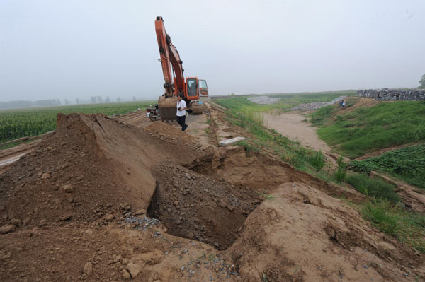 New dike suffers dozens of cave-ins after rain