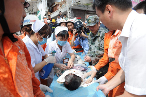 Child saved from collapsed building in NW China