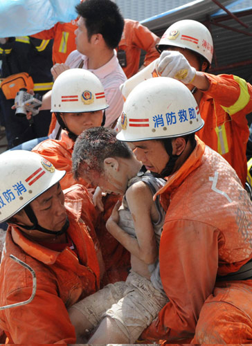 Child saved from collapsed building in NW China