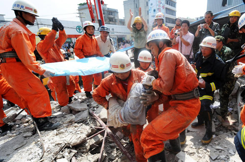 Child saved from collapsed building in NW China