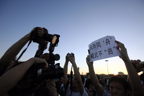 China in silent tribute to mudslide victims