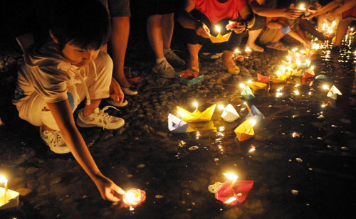 China in silent tribute to mudslide victims