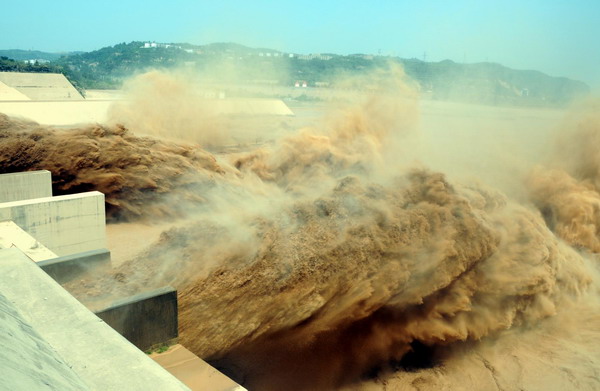 Xiaolangdi Reservoir discharges flood