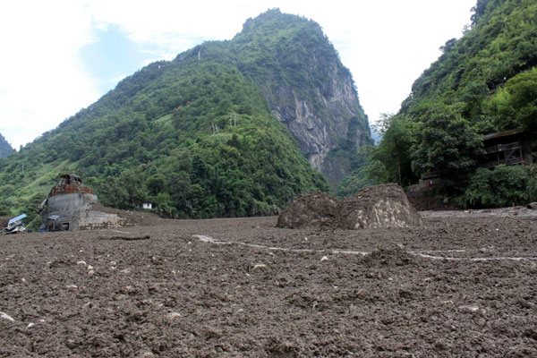 One dead, 90 missing after mudslide in Yunnan