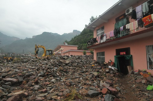 126 tourists rescued after landslide in Henan
