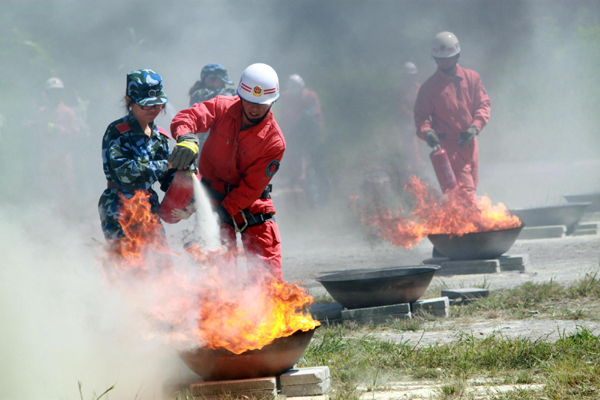 Peking University students learn firefighting skills