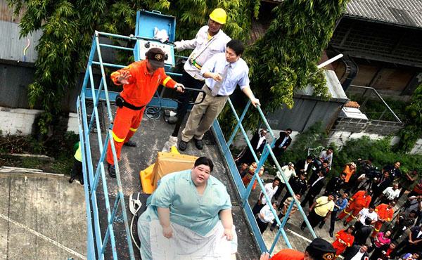 Thailand's heaviest woman leaves apartment for 1st time