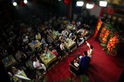 Crosstalk show popular in Tianjin