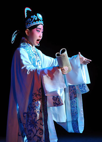 Students fond of Peking Opera