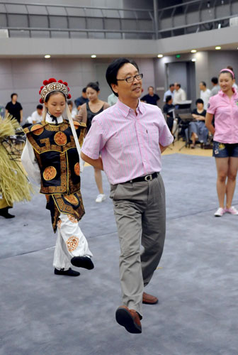 Students fond of Peking Opera