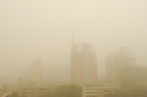 Heavy sandstorm hits China's Xinjiang