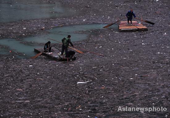 The lake of floating garbage