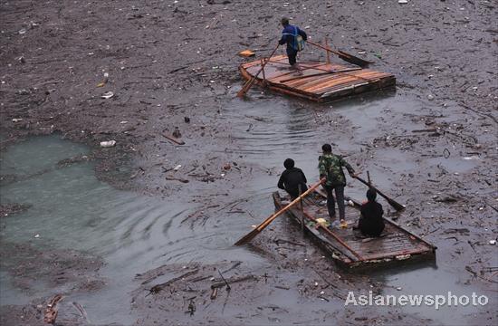 The lake of floating garbage