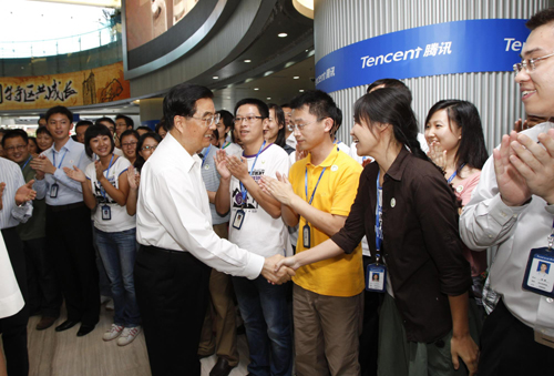 Hu visits residents, companies in Shenzhen