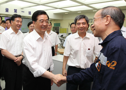 Hu visits residents, companies in Shenzhen