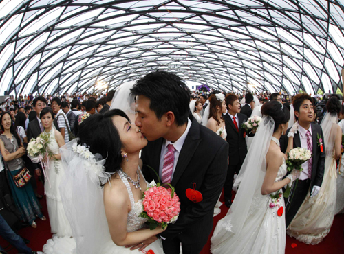 Mass wedding held at Taipei Flora Expo Hall