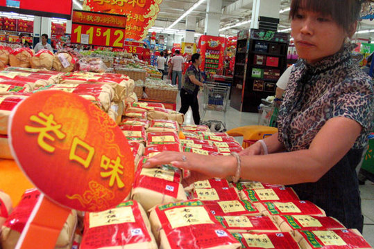 Simply-packaged moon cakes receive warm welcome