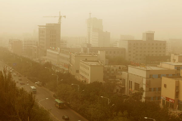 Dust ravages city in Xinjiang