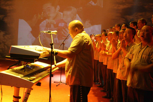 Pop singer belts out with fellow inmates