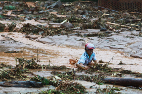 Typhoon Fanapi ravages South China