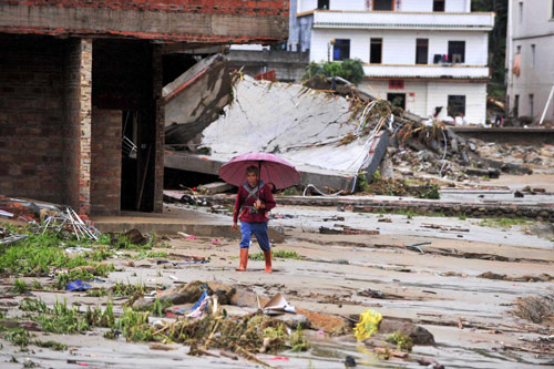 Typhoon Fanapi ravages South China