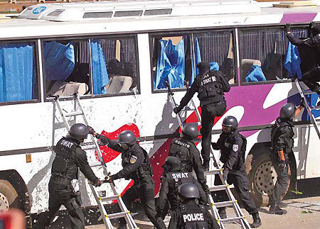 Beijing police stage anti-terror drill