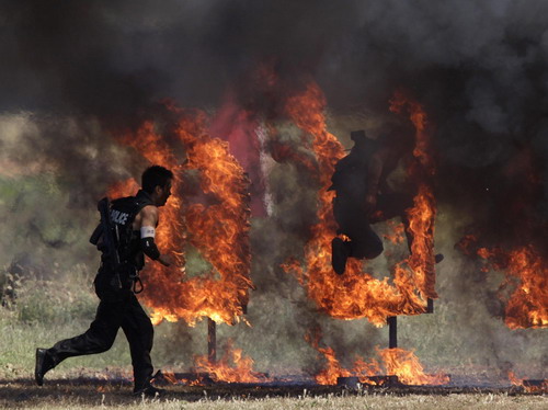 Beijing police stage anti-terror drill