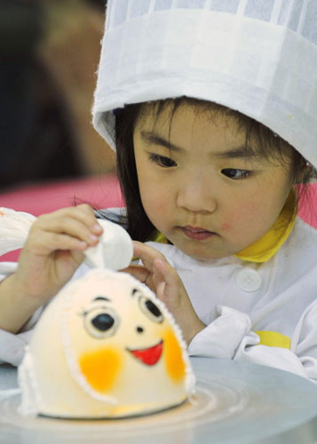 Children enjoy sweet holiday in NE China