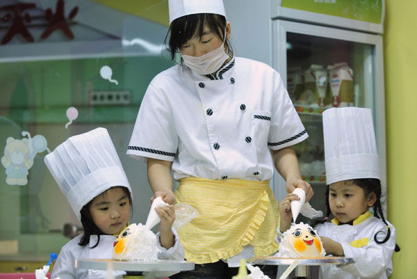 Children enjoy sweet holiday in NE China