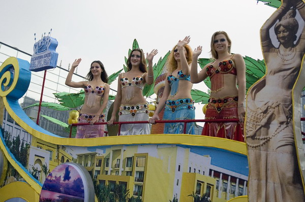 World Tourism Day floats parade in S China