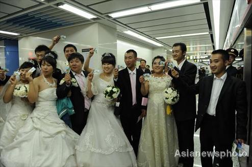 Couples say ‘I do’ in subway wedding