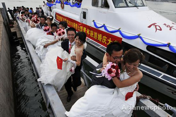 Green group wedding on National Day