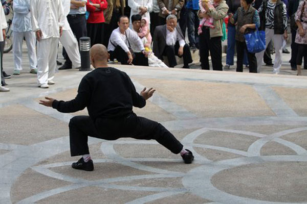 Tai Chi masters the crowds in Wuhan