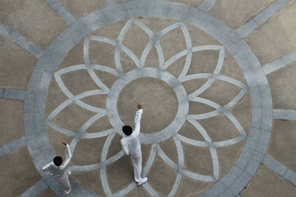 Tai Chi masters the crowds in Wuhan