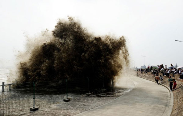 4 still missing after huge tides in Qiantang River