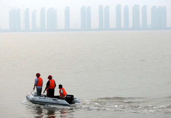 4 still missing after huge tides in Qiantang River