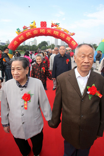 Golden couples celebrate festival