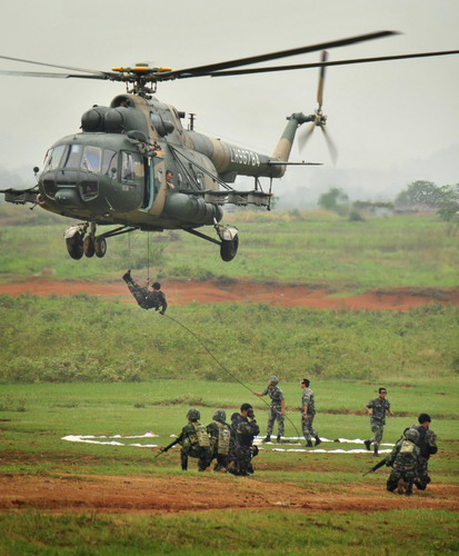 Soldiers rope down from helicoper in joint drill