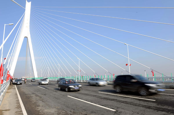 Songpu Bridge opens to traffic