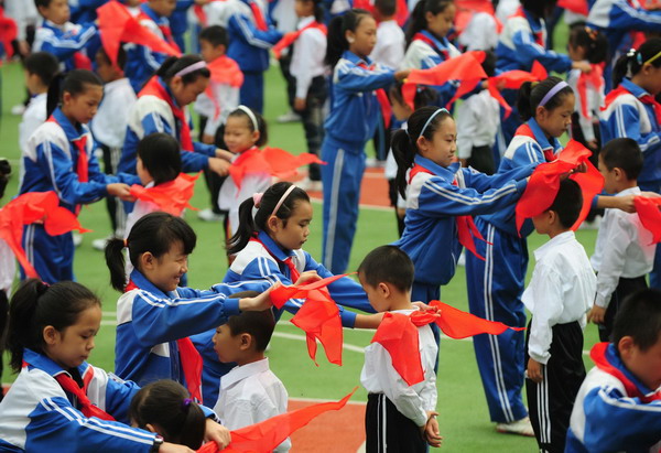 Young Pioneers don 61st anniversary scarves