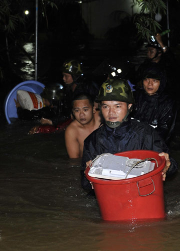 Thousands evacuated as new storms hit flood-ravaged S China