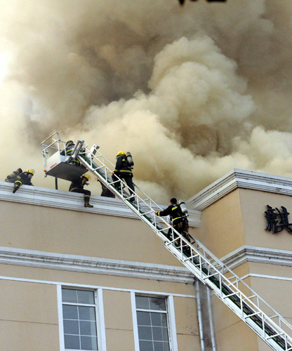 Fire engulfs restaurant in NE China