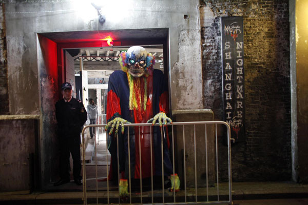 Holloween haunted house caters to Chinese visitors