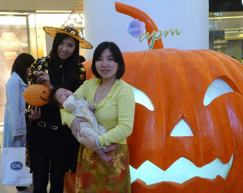 Halloween ghouls roam Chinese shopping malls