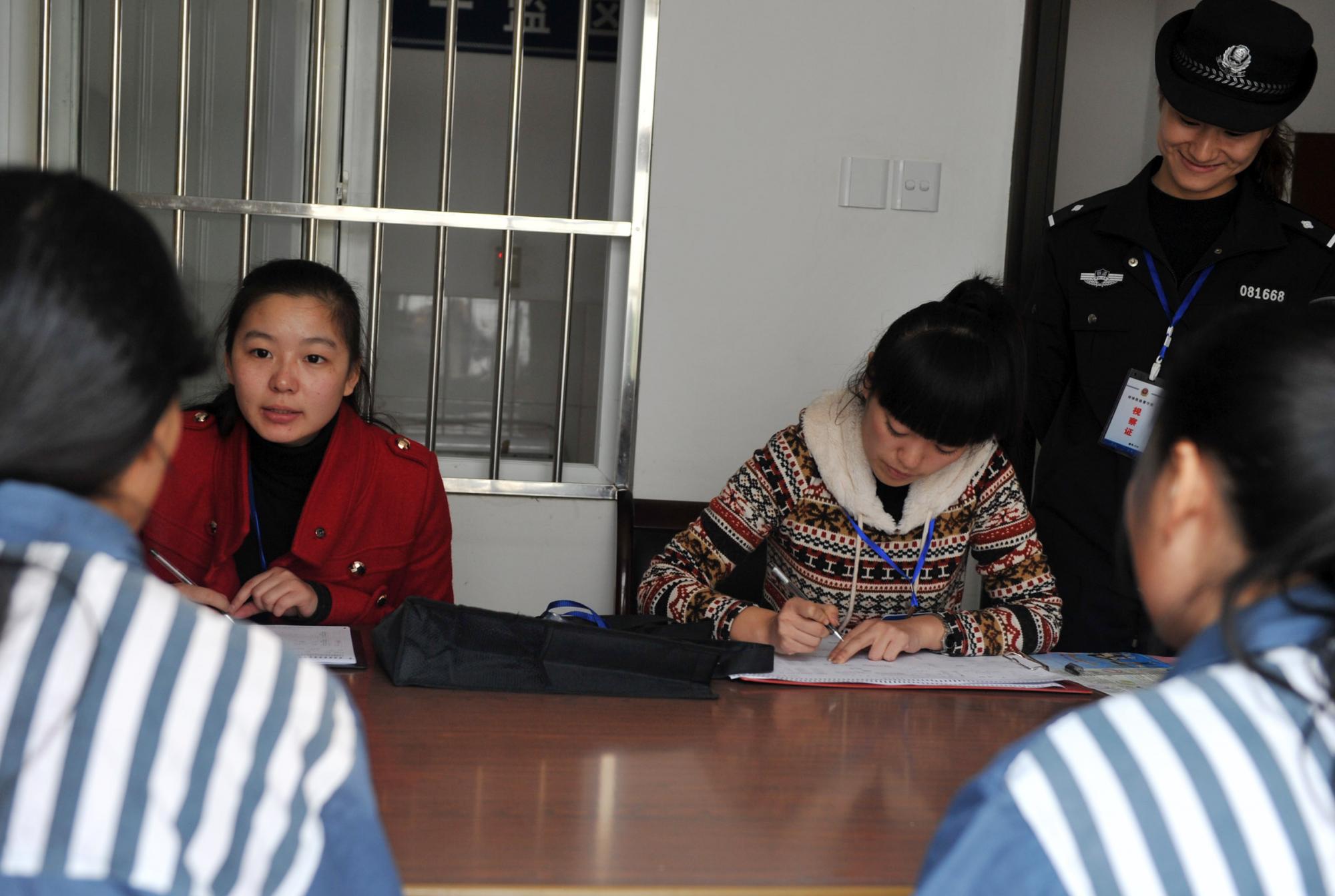 Anhui census takers visit detention center